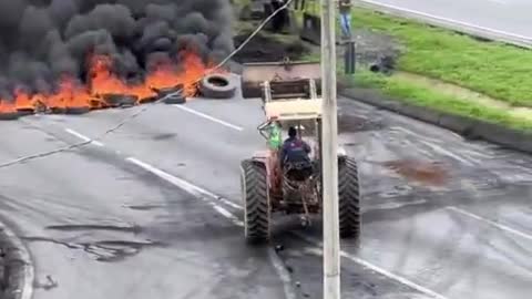 🇧🇷 BRAZIL 🇧🇷 Truckers and farmers working together to oppose the selection of Lula the corrupt criminal. How the hell can a CONVICTED fraudster run again as a president yet alone regain office???