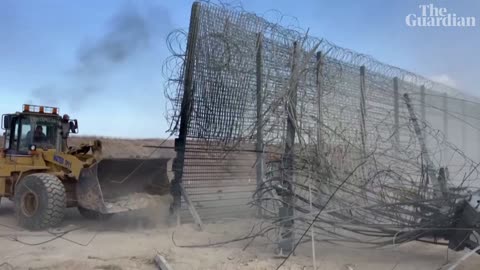 Israel: Bulldozer filmed taking down section of Israel-Gaza border fence