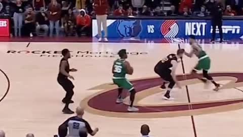 INSANE Jayson Tatum POSTER DUNK vs The Cavs 😳