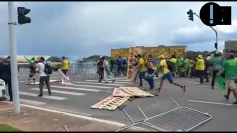BRAZIL WAS STOLEN 🩸🇧🇷 | BREAKING 🚨 PROTESTERS INVADE NATIONAL CONGRESS AND SURROUND BRAZILIAN PRESIDENTIAL PALACE!