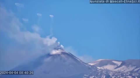 🌋Sicily's volcano Etna begins to produce rings of smoke