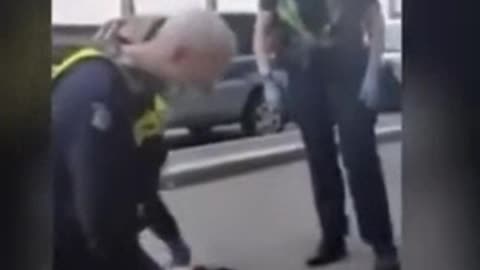 Policeman Choking and assault woman in Australia for not wearing mask