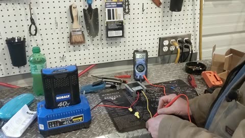 Converting a Kobalt 40 Volt Charger into a 13.8 Volt Power Bank