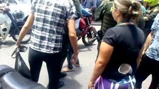 Video: Una mujer agredió a cuchillo a varias personas y mató a una abuelita en Bucaramanga