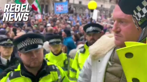 RAW: Tommy Robinson arrested at London march against antisemitism