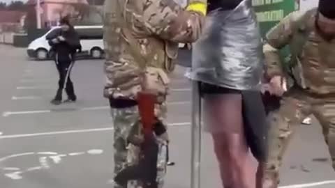 Az ukrán katonák lincselik az ukrán civileket