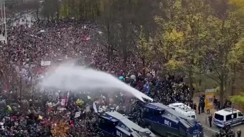 Deutschland 2020: Helden stehen vor Wasserwerfern und werden "beduscht"!