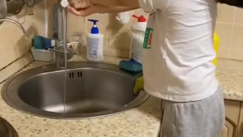 Kelvin help papa wash dishes