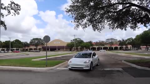 Police Pull Over a Driverless Tesla car that was using Smart Summon Feature