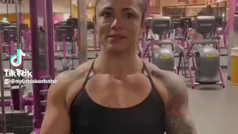 ABSOLUTELY BUILT Female Bodybuilder Shows Her Traps