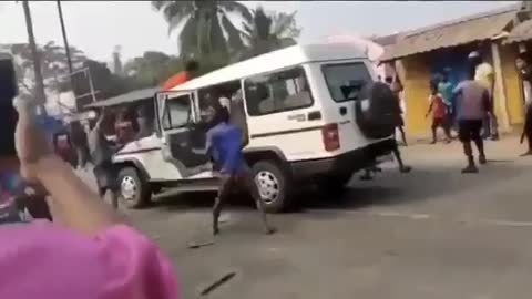 Vaccine Truck attacked in India 🇮🇳