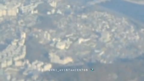 Un pasajero de avión grabó un misterioso objeto blanco ovalad