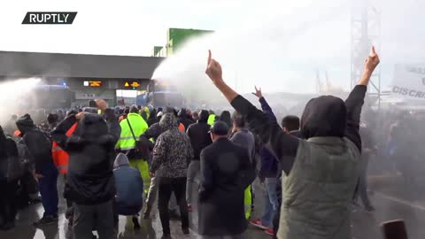 Italy: Police deploy water cannons to disperse anti-Green Pass protesters in Trieste - 18.10.2021