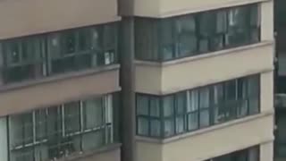 ¡Qué peligro! Niños saltan en azotea de edificio