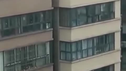 ¡Qué peligro! Niños saltan en azotea de edificio