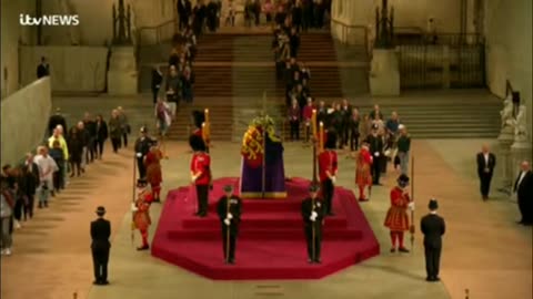 Guarda real passa mal durante velório da Rainha Elizabeth II, Inglaterra.