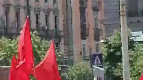 Immigrati chiedono casa, documenti e lavoro, sventola bandiera rossa