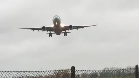 Pilot struggles to land plane in Dublin due to Storm Brendan