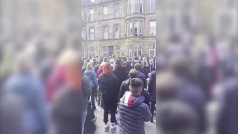 Glasgow protesters in standoff with UK immigration van