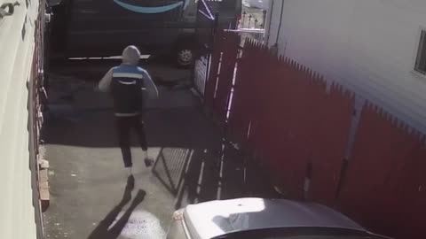 Amazon Delivery Guy Dancing when He think that nobody is watching him