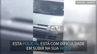 Policial mostra como pode ser difícil subir em uma moto