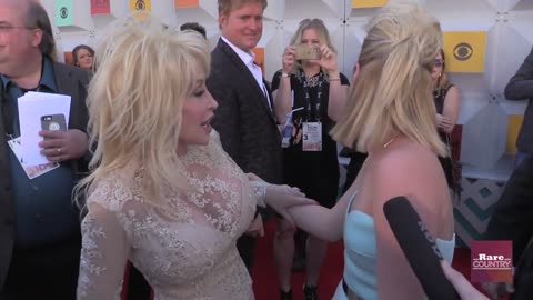 RaeLynn meets her hero, Dolly Parton, on the ACM Awards red carpet | Rare Country