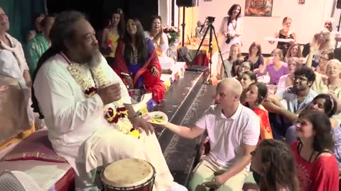 Mooji allowing women to kiss his feet and worship him.