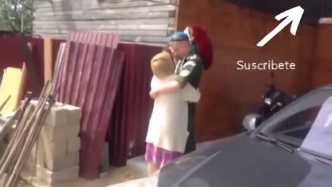 Soldier surprised his wife when he returned home