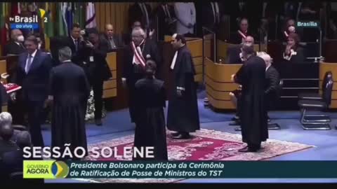 Bolsonaro manda Moraes ficar de pé antes de cumprimentá-lo