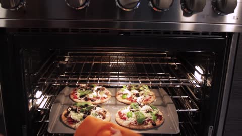 How to Make Mini Pita Pizza