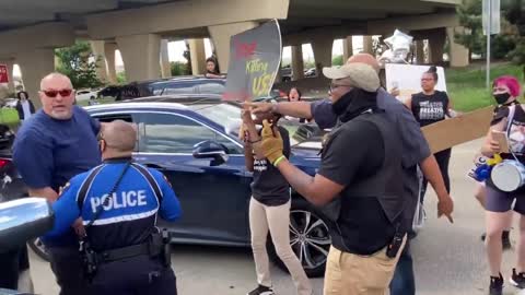 Plano Texas ~ BLM blocks road, Citizen is not impressed