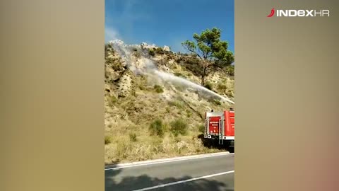 Požar kraj Omiša gase vatrogasci i kanaderi