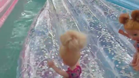 Water Balloons ! Elsa and Anna toddlers - pool - water fun splash - floaties