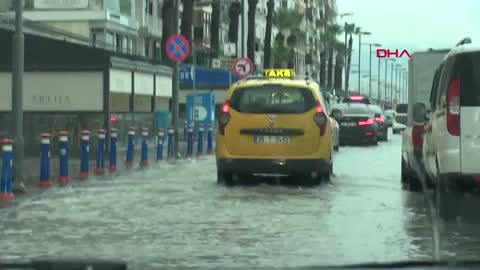 İzmir'de Sağanak; Tarihi Kemeraltı Çarşısı'nı Su Bastı