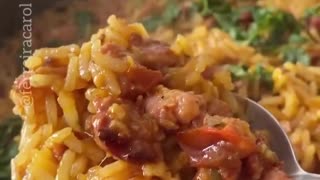 97-Arroz toscana com linguiça de frango, molho de tomate, alho, tempero a gosto.