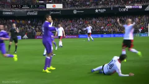 La patada de película del defensor Raphaël Varane