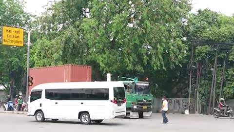 The appearance of luxury buses on the route of large container trucks