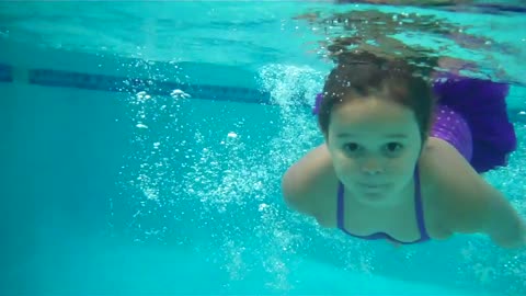3 year old Swims 32 feet across a pool !!