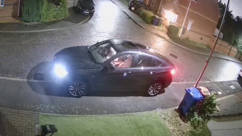 Vídeo mostra como ladrões roubam carros elétricos em 30 segundos
