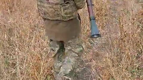 Ein ukrainischer Kämpfer feuert eine Schaufel aus einer RPG-7 Panzerwaffe ab