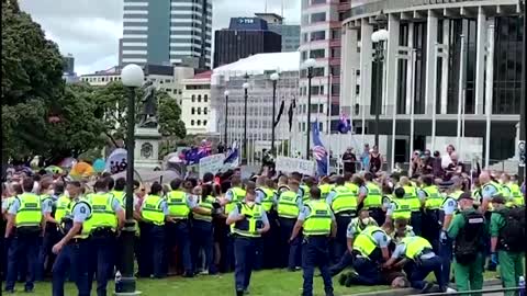 New Zealand cracks down on vaccine mandate protests
