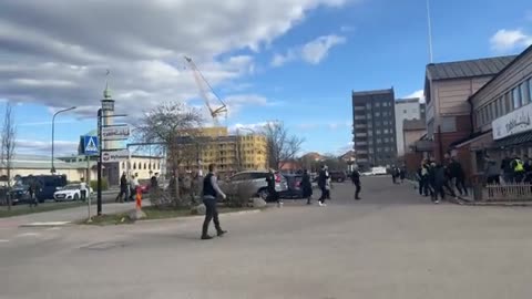 Video af Rasmus Paludan og ledere i Stram Kurs der blev forsøgt myrdet foran moskeen i Uppsala!