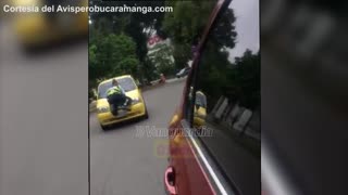 Video: Agente de tránsito se recupera luego de ser arrastrado por un taxi, en Bucaramanga