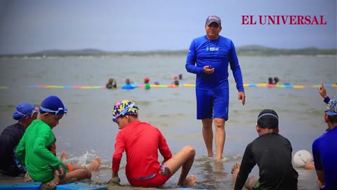 Los niños de El Pozón que están aprendiendo a nadar