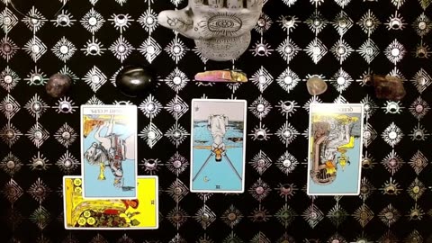 🔮 Unveiling Tarot's Mystery: Queen of Cups' Hidden Message 🌟
