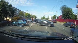Lane Change Fail Causes Multi-Car Accident