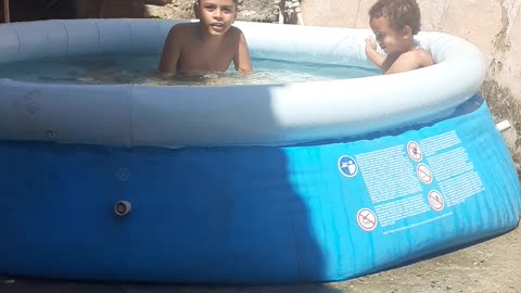 criança na piscina