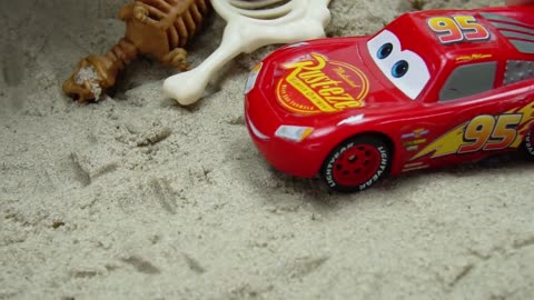 Disney Cars Toys Lightning McQueen There is a dinosaur skeleton in the cave!