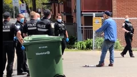 Un homme confronte des policiers et se fait poivrer