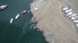 El Mármara, atascado por grandes cantidades de mucílago marino